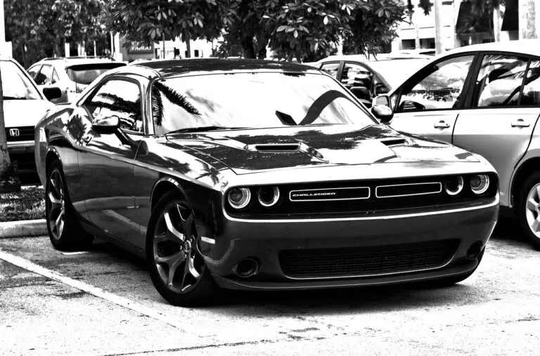 dodge challenger noir dans un parking, entretien automobile