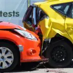 deux voitures en collision frontale lors d'un test de sécurité automobile