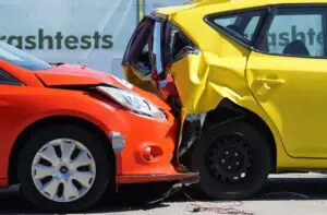deux voitures en collision frontale lors d'un test de sécurité automobile