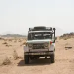 ancien toyota blanc immobilisé dans le désert du sahara