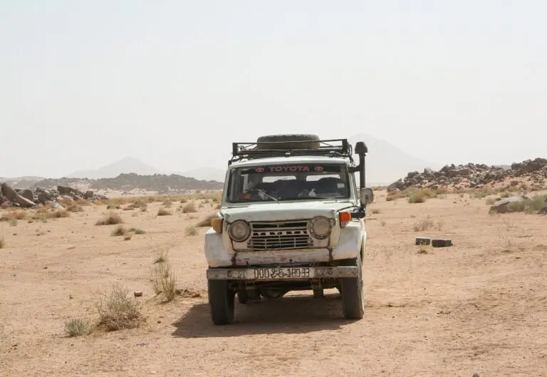 ancien toyota blanc immobilisé dans le désert du sahara
